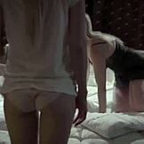 부끄러운 18세 틴이 양부모에게 에픽 블로우잡 해줘