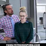 ลิลลี่ ลาริมาร์ ก้มลงบนเคาน์เตอร์ครัวเดี๋ยวนี้