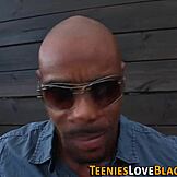 Teen cucá masivní BBC venku s intenzivní vášní