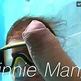 זין ענק מחליק לפה של מיני מנגה ליד הבריכה. היא לוקחת עמוק לפני פיצוץ זרע אפי על הפנים! 😲