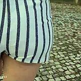 Eh, gue suka ngerekam bokong gede pacar gue pas jalan jalan candid di jalanan.