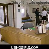 Usinggirls - ljubka najstnica 18+ 18+ free use jebana močno od odvetniškega šefa med pomembnim sestankom v pisarni.