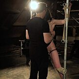 Pelacur remaja 18+ patuh tahan BDSM kasar sambil diikat, orgasm bergema di bilik