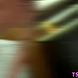 레이디보이가 전문적 하드 로드 딥스로트 해 화려 장면에서