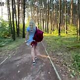 Stiefbruder steuert Vibrator im öffentlichen Park als geilen Streich