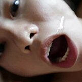 Вау! Тайская девчонка 18+ Неахалф жестко скачет на белом хуе в дикой ковбойской позе. Ее тугое тело любит каждый глубокий толчок!