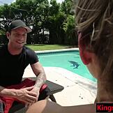 Hűha, külföldi mostohatestvér leszopta őt a medence mellett! 😲