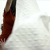 جمالة متحولة ساخنة تثقب فتاة مراهقة في الشرج بزب كبير