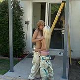 טינס לסביות בלונדיניות מלקקות ומתחככות בחוץ בטירוף