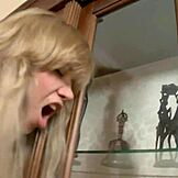 Видях как русата аматьорка си разтваря задника и язди cowgirl с играчки