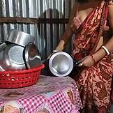 देसी बीवी गांव के किचन में हार्ड चुदाई का मजा लेती है