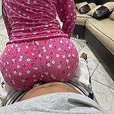 hijastra sexy se sienta en regazo bailando, frota polla grande en culo enorme