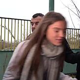 Czeska laska eksploruje dziką fornicację na bezpiecznych ulicach z odważnymi amatorskimi brunetkami na tylnym siedzeniu samochodu