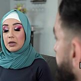 Wanita Muslim Violet Gems Diraba oleh Coach