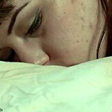 继父用振动器玩弄被绑18+女孩的屁眼，在变态BDSM中。粗暴窒息玩法展开！