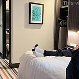 공개 자지 플래시가 호텔 메이드 놀라게 하는 거