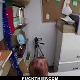 เอ่อ อยากเห็นโจรคนนี้โดนถอดเสื้อผ้าและลงโทษหนักในโรงรถไหม?