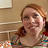 Ella toma polla profunda en garganta y estira agujero apretado ampliamente