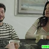 스텝 엄마가 스텝 아들과 GF가 비밀 포르노 만드는 걸 잡아