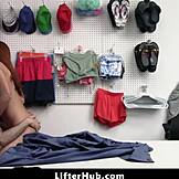 Kızıl Saçlı Genç Çaldığı Eşyayı Beline Saklıyor