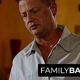 Prísny nevlastný otec Eric Masterson trestá drzú mladú Whitney Wright tvrdým naplnením