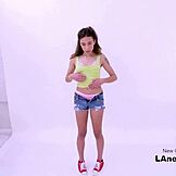 Photographe lesbienne attire une ado innocente de 18+ au casting