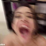 Nuria Millan leva gangbang interracial com roupas rasgadas e creampie anal fundo?