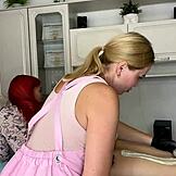 Някога се чудил как изглежда депилация на дълги стройни крака на зашеметяваща рижа руска MILF на токчета?