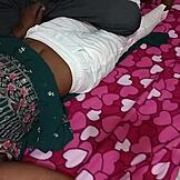 हाईटेकप्लेस अपडेट रेट्रो बेडरूम में दोस्तों के साथ मजा दिखाता है