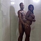 Ja sam mala 18+ kurva pod tušem s krivudavom crnkinjom, sisam joj sise