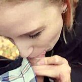 Pola brat me jebe jako u šumi i tera me da progutam njegovo seme. Nisam mogla reći ne toj divljoj zabavi.