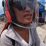 THAJSKÁ AMATÉRKA S VEĽKÝM ZADKOM HORÚCI SEX NA VEREJNOSTI V KAVIARNI