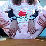 Дразня малката си 18+ азиатска заварена сестра в пижама — табу пичка докосване! 🔥