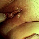 이 귀여운 젖은 18+ 틴이 어떻게 이렇게 세게 보지 박히는 거야? 클로즈업