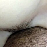 Moja žena me jezdi divje, tako navdušena, da dovoli prst v tesni rit.