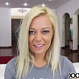 Blonda Kenzie Green blir knullad med monsterkuk i röven och avsugningsgrupp