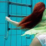 ไม่ไหวกับสาวน้อยรัสเซียขนน่ารัก 18+ เปลื้องผ้าภายใต้น้ำสนุกๆ