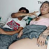 Äitipuoli huora käytetään television katselun aikana olohuoneessa.