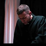 हॉर्नी पुरुष गर्म चिक्स को फ्रीज कर उनकी डार्क फैंटेसीज रियलाइज करते हैं