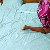 Intialainen kuuma tyttö nussii kovaa sijaisisän kanssa hieronnan jälkeen