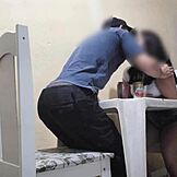 年轻情侣在公共酒吧狂野性爱