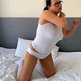 חורגת חרמנית וחורגת חמודה חולקות סקס בוקר רך במיטה