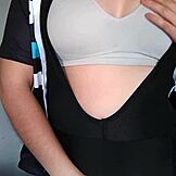 Alumni spinning panas dan berpeluh selepas kelas dengan babe Latina kerinting