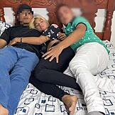 여친과 베프랑 영화 보면서 야하게 변해 섹스