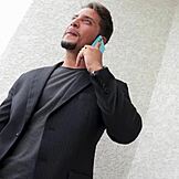 Esposa bruta curvada, bunda tremendo, gemendo alto durante deepthroat com amigo