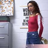 Küçük zenci hırsız Sarah dükkanda yakalandı, özgürlük için gizli sakso teklif ediyor