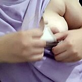 Bella asiatica sexy sfoggia le sue tette naturali in un caldo solo.