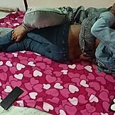 Yatak odasında seksi ev hanımı arkadaşıyla lezbiyen arzularını keşfediyor