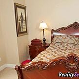 Malá pornstar dostane tvrdě vymláceno masivním kokotem. Bere to hluboko ve divoké akci.