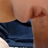 Små søte med oppsvulmet barbert fitte squirter mens de pumper hard kuk